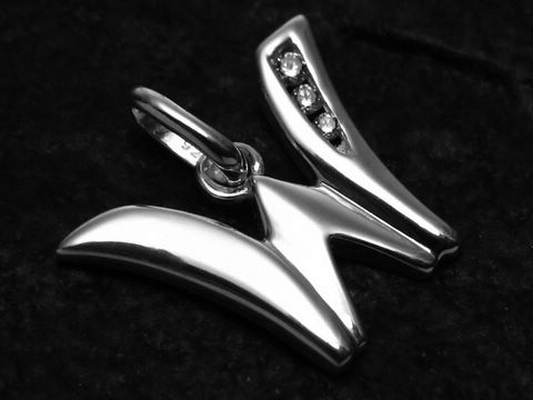 W-Buchstaben Anhänger aus Sterling Silber mit Zirkonia, Hersteller Juwelier Harnisch, elegantes Design, ideal für schlichte Schmuckliebhaber.