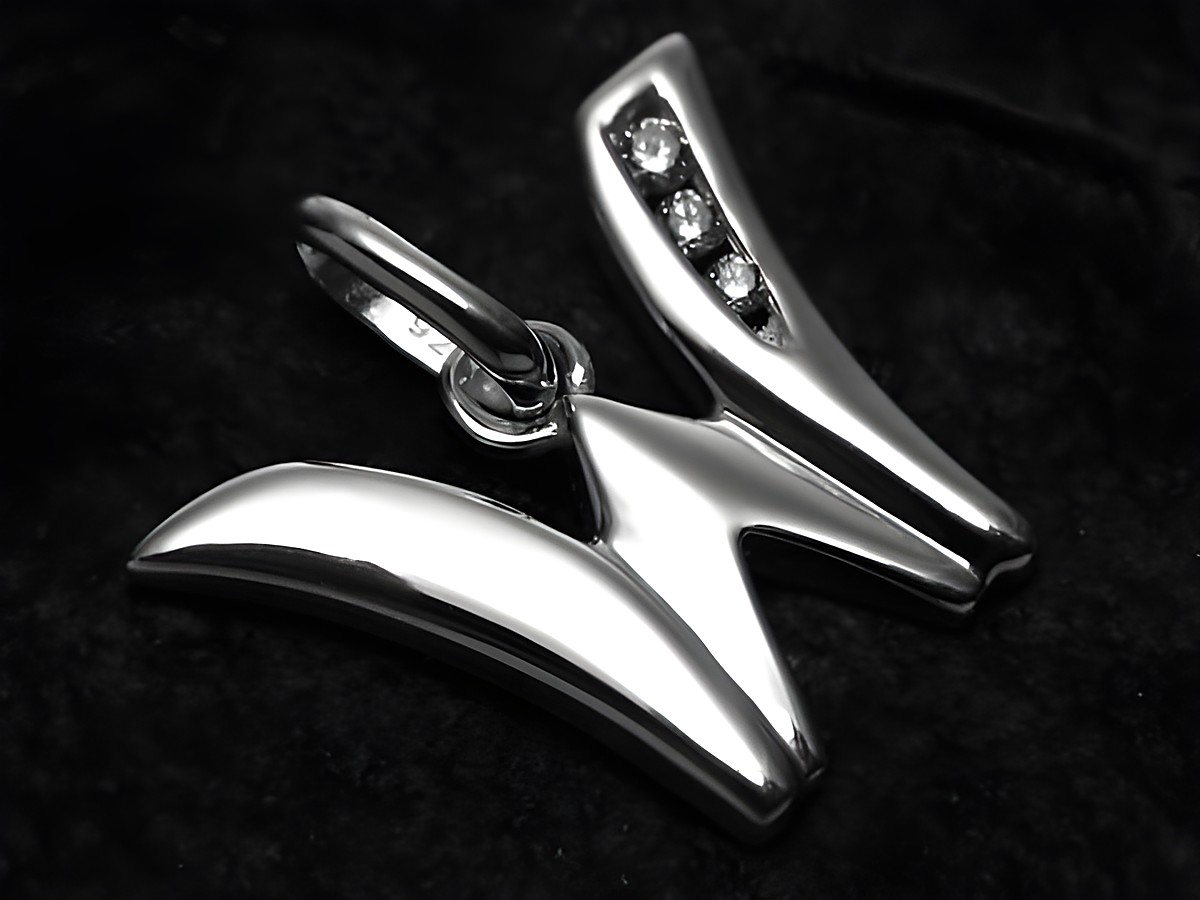 W-Buchstaben Anhänger aus Sterling Silber mit Zirkonia, Hersteller Juwelier Harnisch, elegantes Design, ideal für schlichte Schmuckliebhaber.