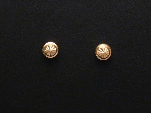 Gold Ohrstecker mit einem Durchmesser von 5,5 mm, Hersteller Juwelier Harnisch, im Design mit schlichten, eleganten Details. Ideal für jeden Anlass.