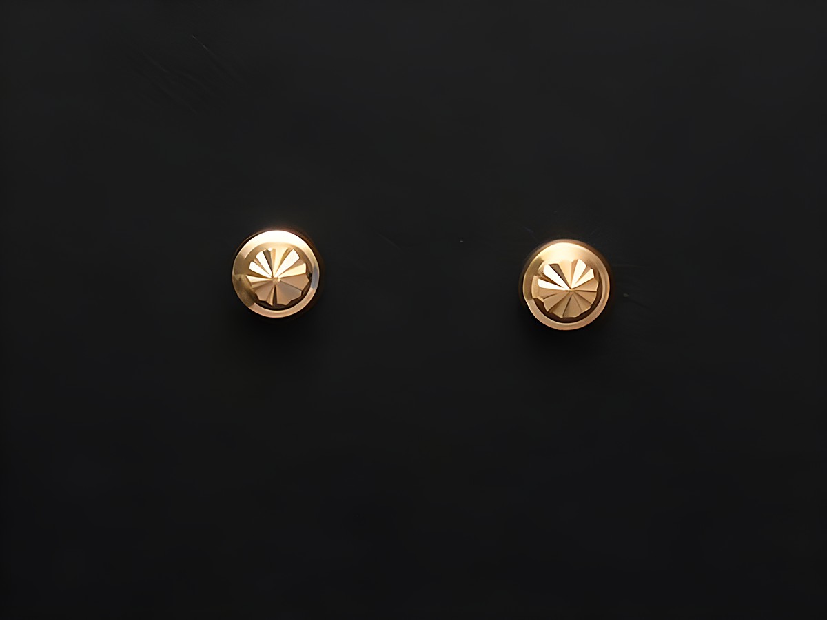 Gold Ohrstecker mit einem Durchmesser von 5,5 mm, Hersteller Juwelier Harnisch, im Design mit schlichten, eleganten Details. Ideal für jeden Anlass.