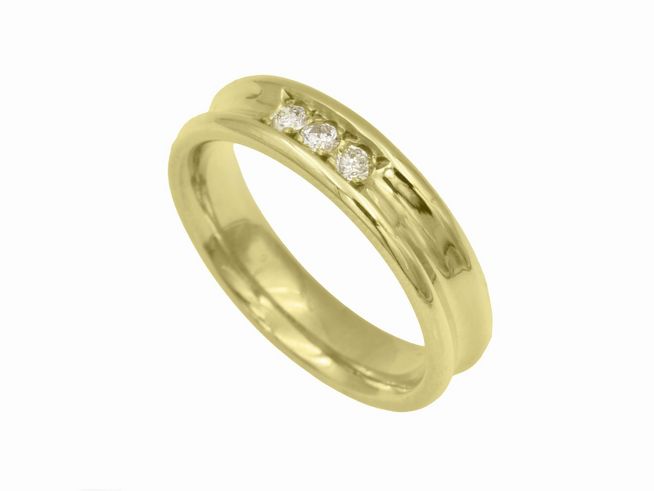 Gelbgold Ring edel aus Gelbgold 585 mit drei Diamanten 0,15 ct w-p2 in Größe 56 von Juwelier Harnisch, bis Größe 56/18.