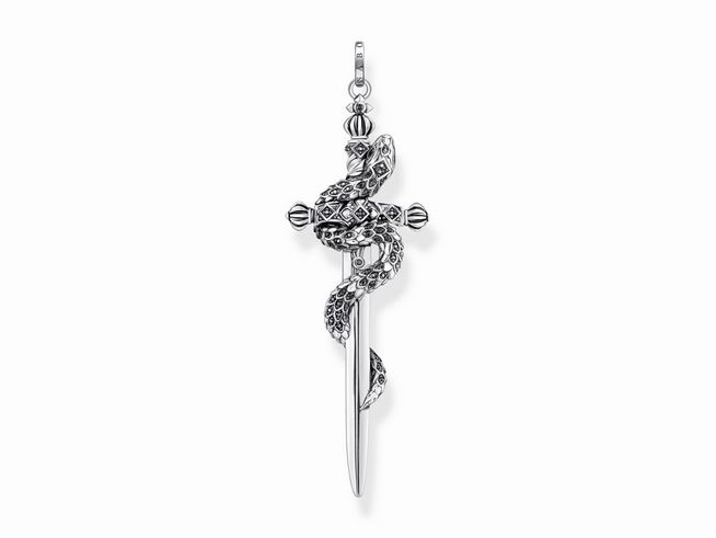 Der Anhänger von Thomas Sabo zeigt eine geschwärzte, mystische Schlange, die sich kunstvoll um ein Schwert windet, verziert mit funkelnden Zirkonia-Steinen in Sterling Silber.