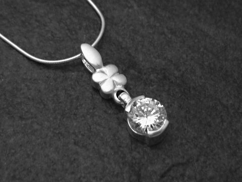 Anhänger Blume aus Sterling Silber mit einem weißen Zirkonia Stein, gefertigt von Juwelier Harnisch, elegant und zeitlos im Design.