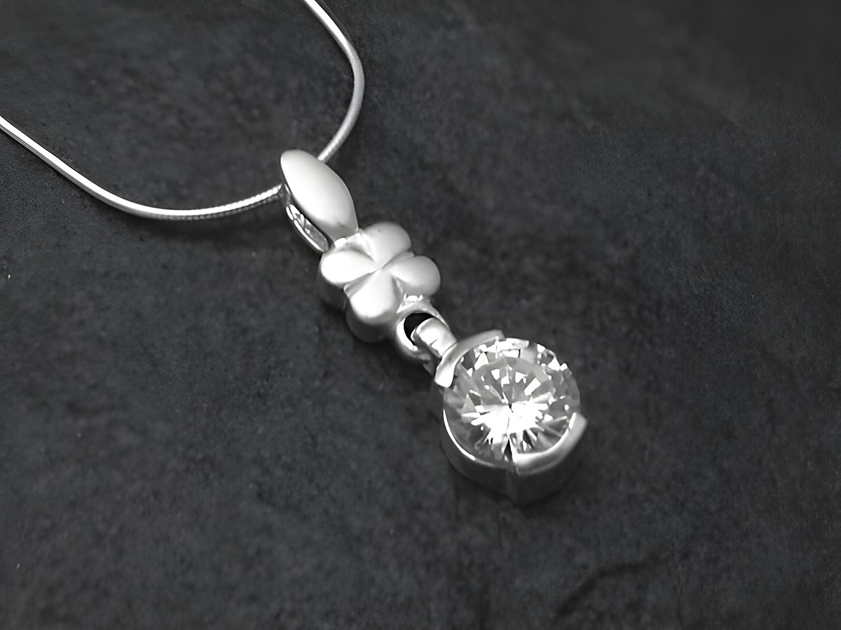 Anhänger Blume aus Sterling Silber mit einem weißen Zirkonia Stein, gefertigt von Juwelier Harnisch, elegant und zeitlos im Design.