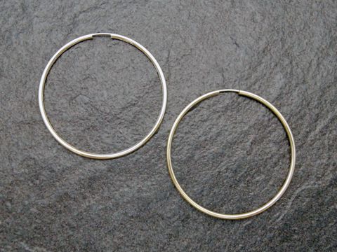 Gold Creolen 5 cm aus Gold 585 mit einem Durchmesser von über 45 mm, 2 mm dick, elegant und zeitlos, ideal für jeden Anlass, hergestellt von Juwelier Harnisch.