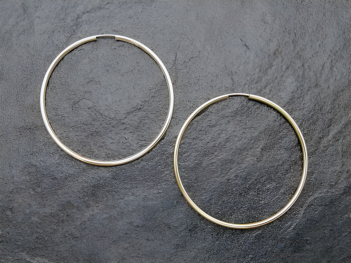 Gold Creolen 5 cm aus Gold 585 mit einem Durchmesser von über 45 mm, 2 mm dick, elegant und zeitlos, ideal für jeden Anlass, hergestellt von Juwelier Harnisch.
