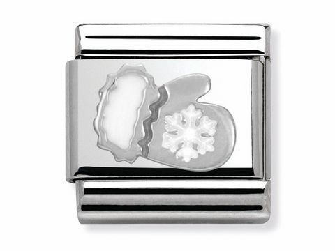 Ein eleganter Charm von Nomination SilverShine Classic zeigt einen Handschuh mit einer weißen Schneeflocke in Emaille auf einem silbernen Hintergrund, ideal für Winterliebhaber.