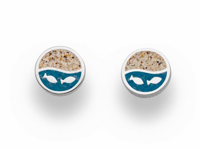 DUR Ohrringe Fischschwarm aus Sterling Silber mit rundem Design, das Wellen und Fische in Blau und Sandtönen darstellt, ideal für maritime Mode.