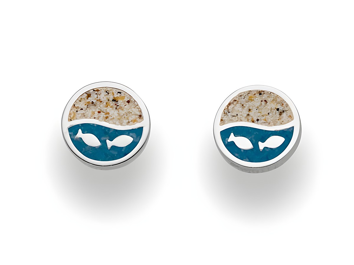 DUR Ohrringe Fischschwarm aus Sterling Silber mit rundem Design, das Wellen und Fische in Blau und Sandtönen darstellt, ideal für maritime Mode.