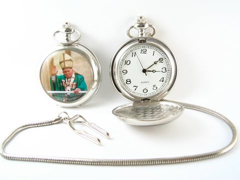 Taschenuhr im edlen Design mit Bild von Papst Johannes Paul II in grünem Gewand, Hersteller Juwelier Harnisch, aufklappbar mit klarer Ziffernblattanzeige.