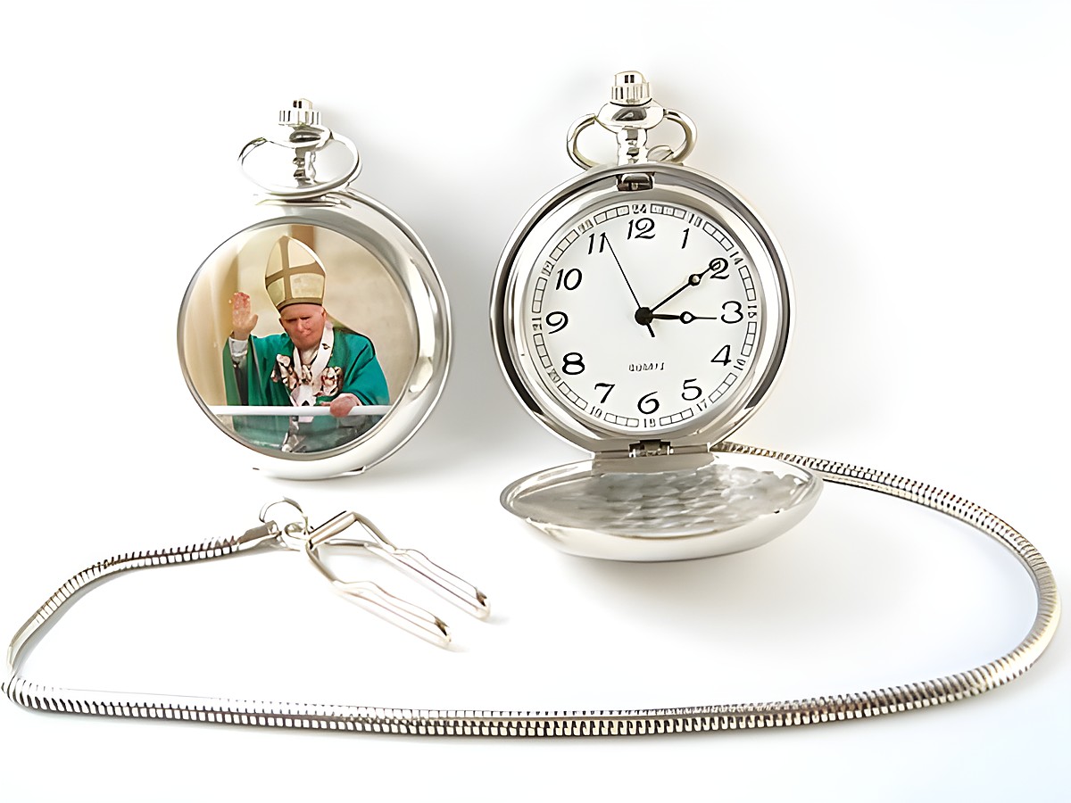 Taschenuhr im edlen Design mit Bild von Papst Johannes Paul II in grünem Gewand, Hersteller Juwelier Harnisch, aufklappbar mit klarer Ziffernblattanzeige.