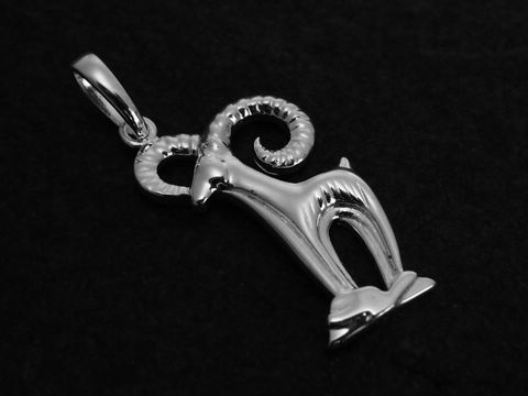 Widder Sternzeichen Anhänger aus 925 Sterling Silber, poliert, detailreiche Darstellung des Widders mit geschwungenen Hörnern, hergestellt von Juwelier Harnisch.