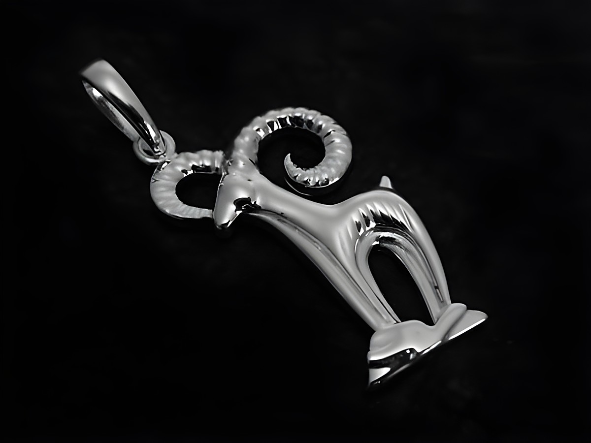 Widder Sternzeichen Anhänger aus 925 Sterling Silber, poliert, detailreiche Darstellung des Widders mit geschwungenen Hörnern, hergestellt von Juwelier Harnisch.