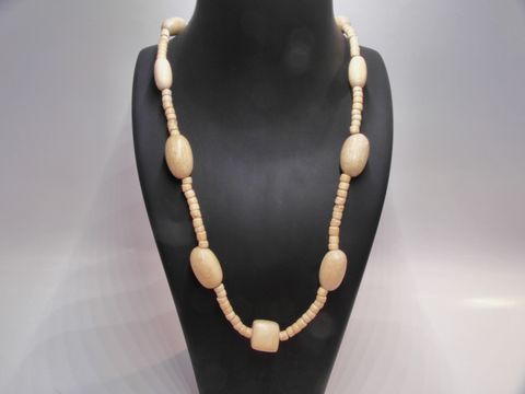 Holzkette Multiform 16 mm naturbraun 60 cm aus Holz Schmuck von Juwelier Harnisch zeigt eine stilvolle, handgefertigte Kette mit variierenden Holzelementen in naturbraun.