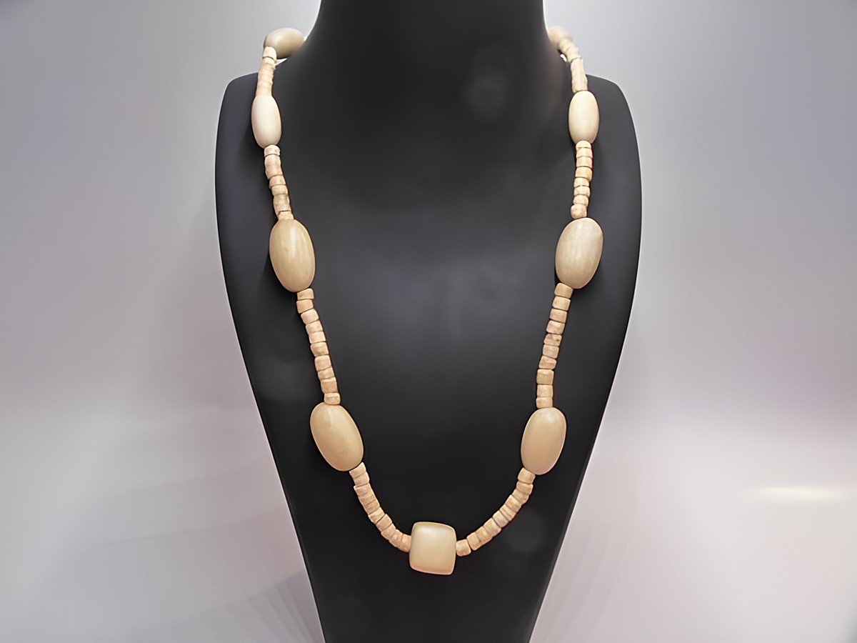 Holzkette Multiform 16 mm naturbraun 60 cm aus Holz Schmuck von Juwelier Harnisch zeigt eine stilvolle, handgefertigte Kette mit variierenden Holzelementen in naturbraun.