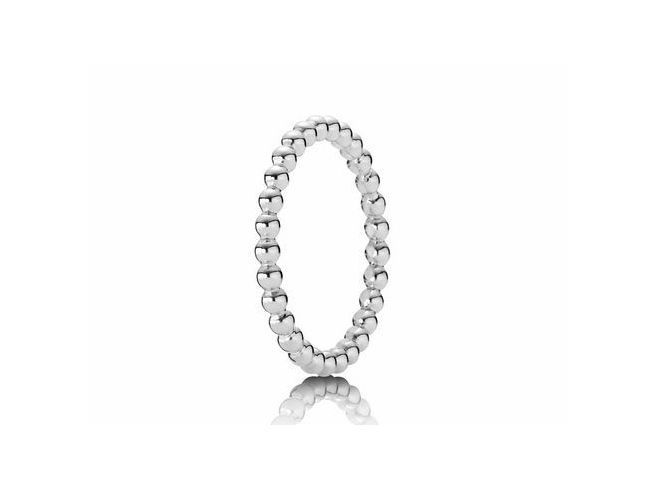 Metallperlen Ring von Pandora aus Sterling Silber in Größe 62. Der Ring hat eine ansprechende, zeitlose Form mit kleinen Metallperlen und glänzender Oberfläche.