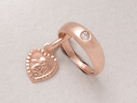 Taufring und Schutzengel-Herz aus rosé vergoldetem Sterling Silber mit Zirkonia, gefertigt von Juwelier Harnisch. Ein bezauberndes Schmuckstück für besondere Anlässe.