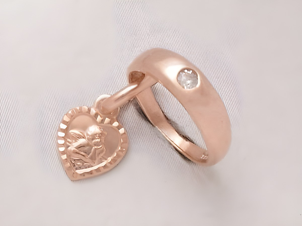 Taufring und Schutzengel-Herz aus rosé vergoldetem Sterling Silber mit Zirkonia, gefertigt von Juwelier Harnisch. Ein bezauberndes Schmuckstück für besondere Anlässe.
