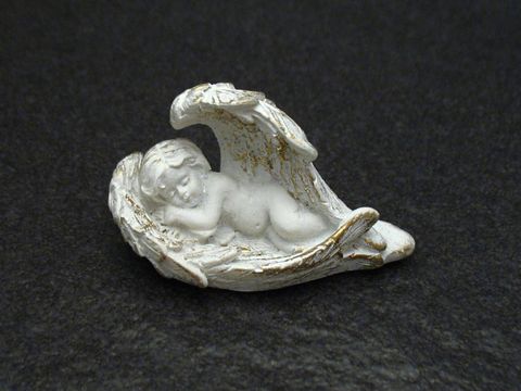 Schutzengel mit Geschenktasche liegend links, hergestellt von Juwelier Harnisch, ideal für Weihnachtsdekoration und Geschenke. Schöne detailreiche Ausarbeitung in zarten Farben.
