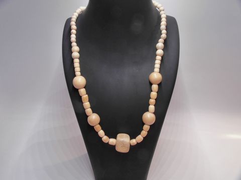 Holzkette aus naturbraunem Holz mit verschiedenen großen und kleinen Perlen, 60 cm lang, von Juwelier Harnisch, ideal für den natürlichen Schmuckstil.