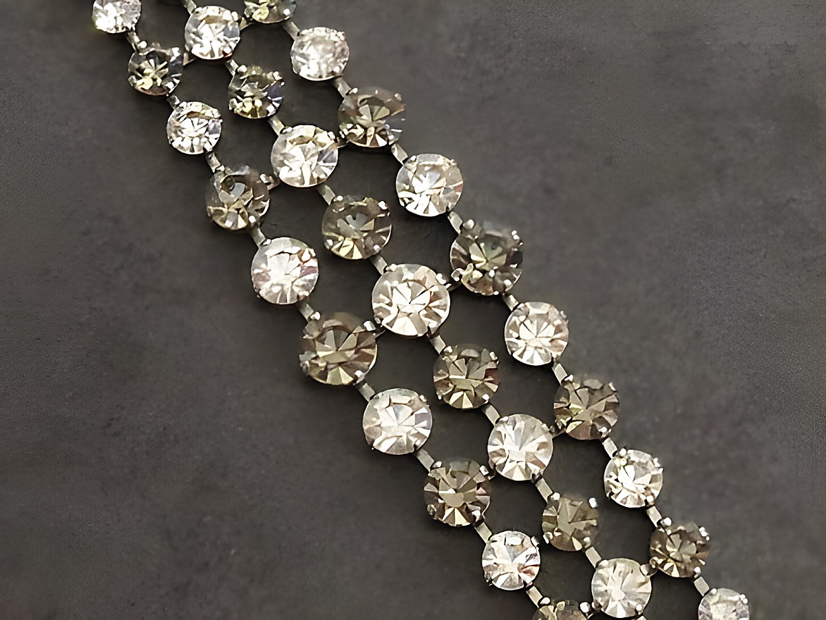 Strass Armband anmutig in grau-weiß, 17,5 cm, silberfarben, vom Hersteller Juwelier Harnisch, perfekt für elegante Anlässe mit funkelnden Strasssteinen.