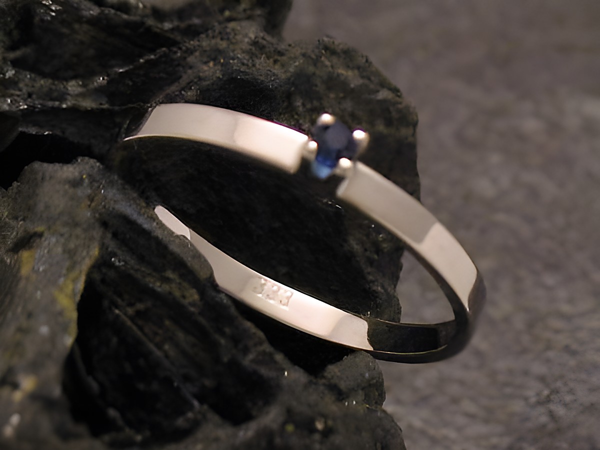 Zarter Goldring aus Gold 333 mit synthetischem Safir, Größe 51,5, Hersteller Juwelier Harnisch, geeignet bis Größe 52/17.