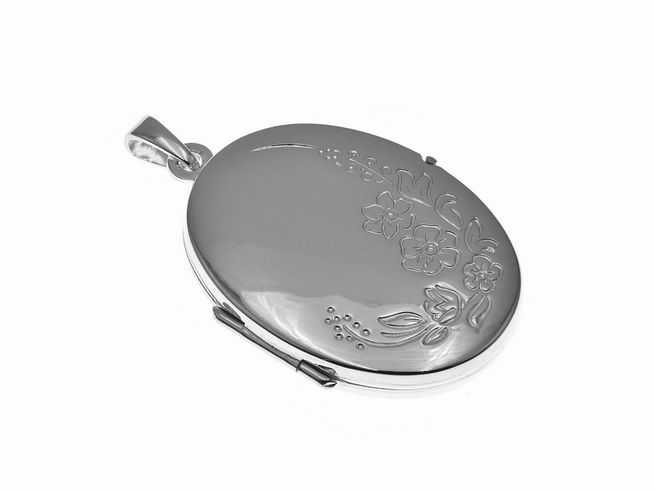 Oval mit Blumen Silber Medaillon zart poliert Hersteller Juwelier Harnisch Oval. Elegantes Design mit floralem Relief, ideal als zeitloses Schmuckstück für besondere Anlässe.