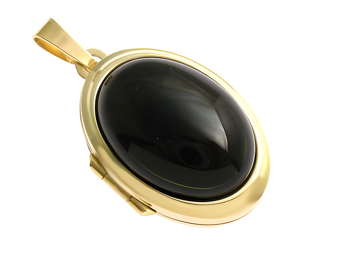 Onyx Cabochon in ovaler Form, umgeben von einem goldenen Medaillon aus Gold 750, hergestellt von Juwelier Harnisch, elegant und zeitlos, schwarz glänzend.