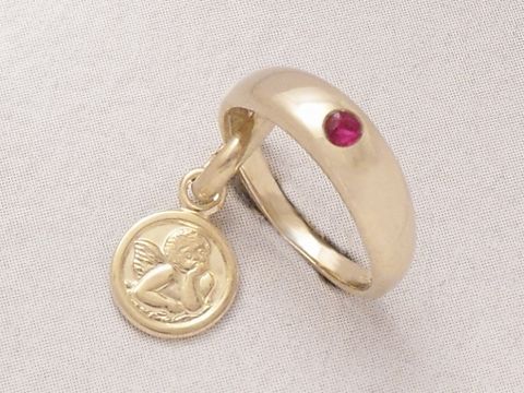 Gold 585 Taufring mit Schutzengel, rundem Rubin und Anhänger des Engels, Hersteller Juwelier Harnisch, elegantes Design und symbolische Bedeutung.