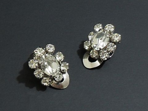 Strass Ohrclips in anmutigem Design, weiß und silberfarben, Hersteller: Juwelier Harnisch, perfekt für schicke Anlässe und stilvolle Ergänzung jeder Garderobe.