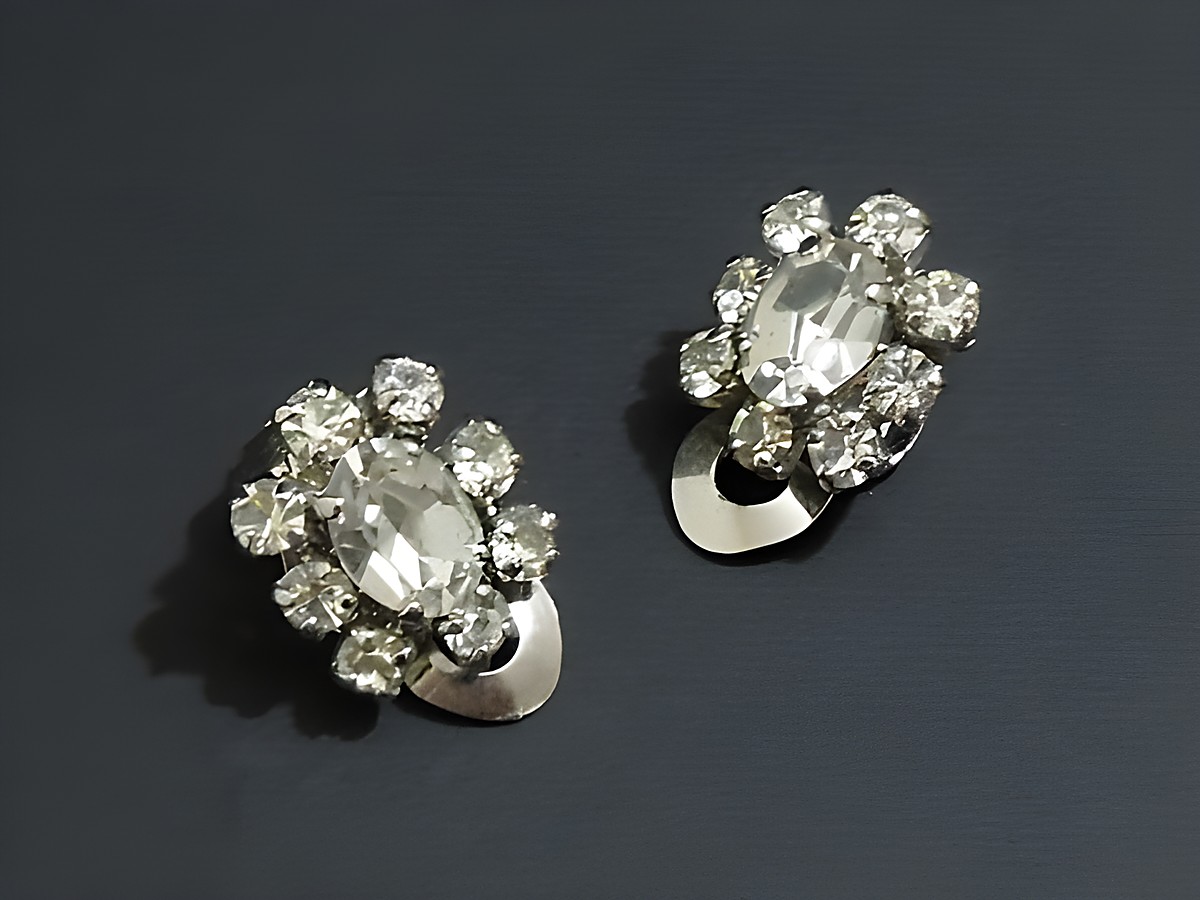 Strass Ohrclips in anmutigem Design, weiß und silberfarben, Hersteller: Juwelier Harnisch, perfekt für schicke Anlässe und stilvolle Ergänzung jeder Garderobe.