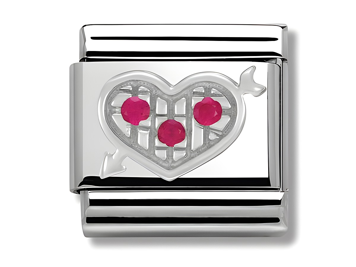 Zirkonia Herz mit Pfeil in Pink auf einem silbernen Anhänger von Nomination, elegantes Design mit glitzernden Akzenten, perfekt für persönliche Schmuckstücke.