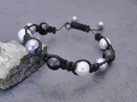 Shamballah Armband in Weiß, Schwarz und Grau mit synthetischen Zuchtperlen, verziert mit einem stabilen Band, gefertigt von Juwelier Harnisch. Ideal für elegante Akzente.