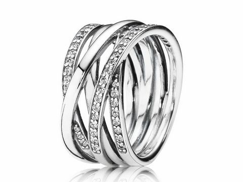Funkelnder Pandora Ring in Silber mit mehreren Bändern und klaren Zirkoniasteinen, Größe 48, mit elegantem Design und raffinierter Optik, ideal für besondere Anlässe.
