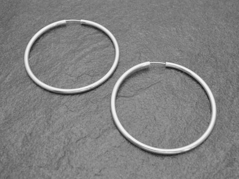 Silber Creolen 6 cm aus rhodiniertem Sterling Silber mit einem Durchmesser von über 45 mm und einer Breite von 3 mm, hergestellt von Juwelier Harnisch.