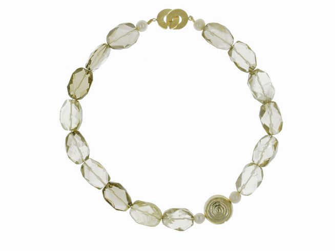 Steinkette aus Rauchquarz und Süßwasser-Zuchtperlen in Braun, 47 cm lang, mit ovalen und runden Elementen sowie einer spiralförmigen Perle, hergestellt von Juwelier Harnisch.