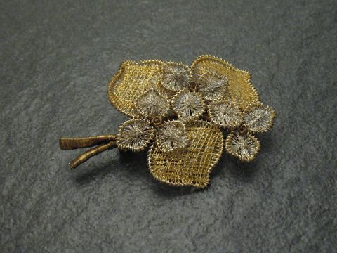 60379-0 Filigrane City Brosche Handarbeit 60x43 mm in Form einer Blume, hergestellt von Juwelier Harnisch, hochwertiger Modeschmuck mit detaillierter Verarbeitung und zarten Blättern.