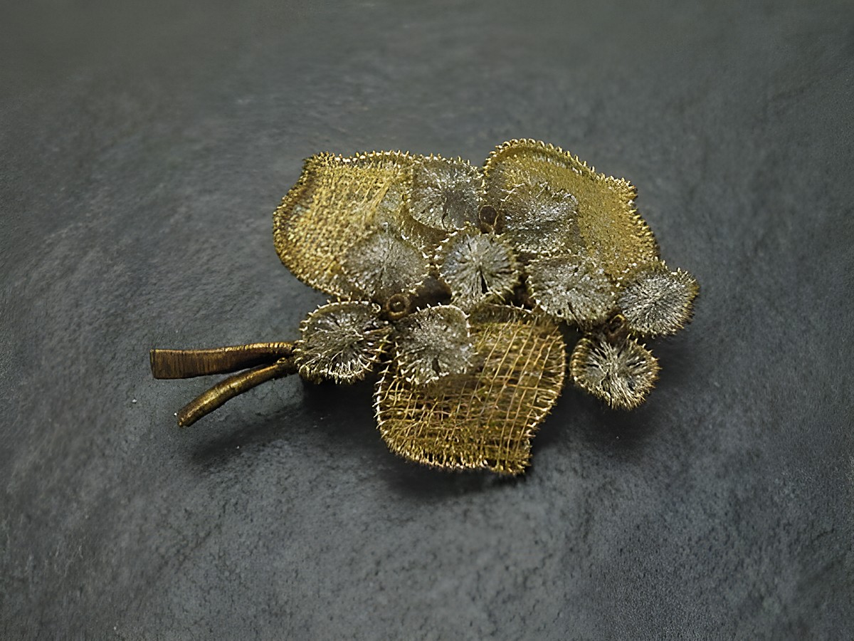 Filigrane City Brosche Handarbeit 60x43 mm in Form einer Blume, hergestellt von Juwelier Harnisch, hochwertiger Modeschmuck mit detaillierter Verarbeitung und zarten Blättern.