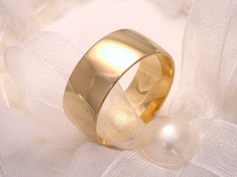 400366-0 Trauring Ehering DEVOTION aus 585er Gold in Größe 64/20,4, Hersteller Juwelier Harnisch, stilvolles Design auf einer sanften Unterlage mit einer Perle und zartem Stoff.