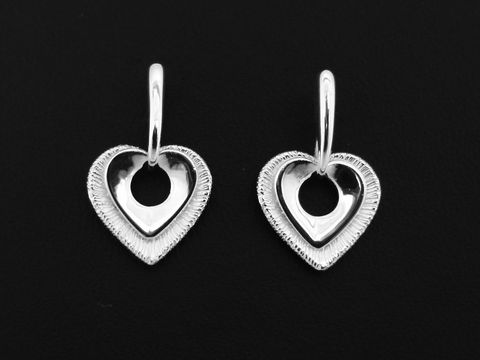 Herz Ohrstecker ausgefallen aus teilmattiertem Sterling Silber ohne Stein, gefertigt von Juwelier Harnisch, zeigen ein filigranes Design in Herzform.