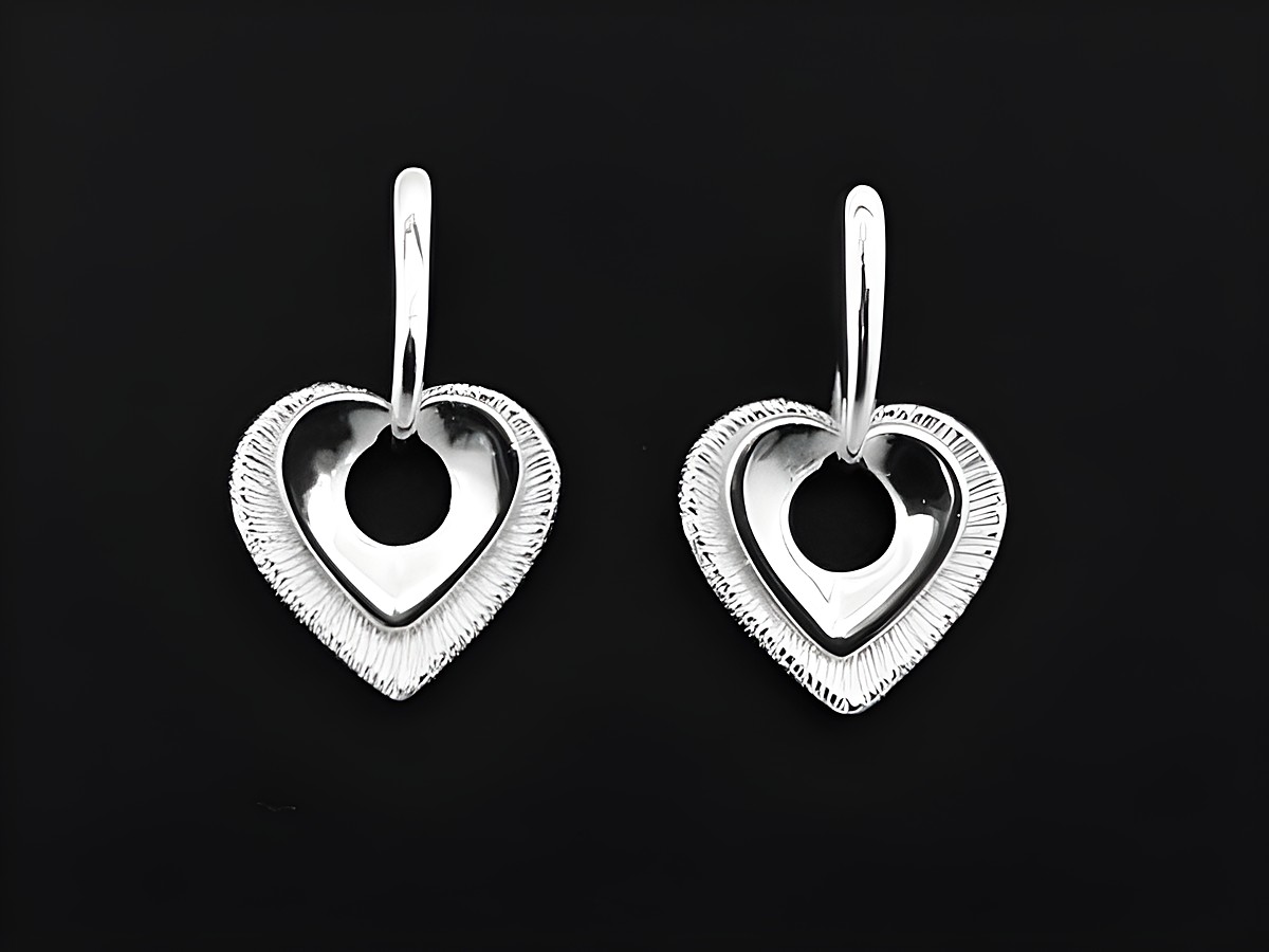 Herz Ohrstecker ausgefallen aus teilmattiertem Sterling Silber ohne Stein, gefertigt von Juwelier Harnisch, zeigen ein filigranes Design in Herzform.