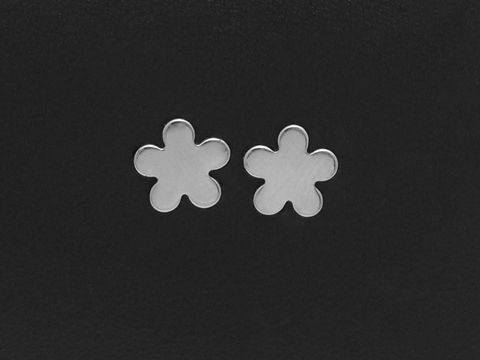 Edelstahl Ohrringe in Blumenform als Ohrstecker, schlichtes Design von Juwelier Harnisch, ideal für jeden Anlass, hochwertiger Edelstahl, langlebig und rostfrei.