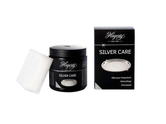 Auf dem Bild ist das Silberpflegeprodukt HAGERTY Silver Care zu sehen, bestehend aus einer 185 Gramm Dose und einem Anwendungsschwamm, verpackt in einer passenden Box.