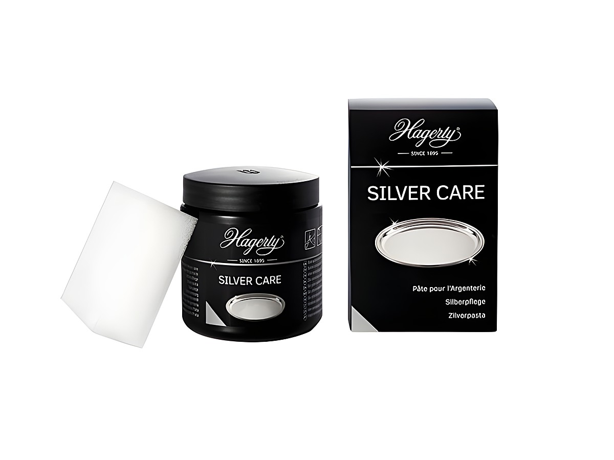 Auf dem Bild ist das Silberpflegeprodukt HAGERTY Silver Care zu sehen, bestehend aus einer 185 Gramm Dose und einem Anwendungsschwamm, verpackt in einer passenden Box.