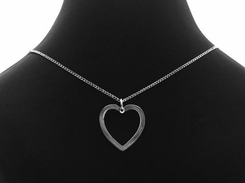 Versilberte Kette mit Herz-Anhänger, Länge 45 cm, gefertigt von Juwelier Harnisch, elegantes Set Kette und Anhänger für stilvolle Akzente.
