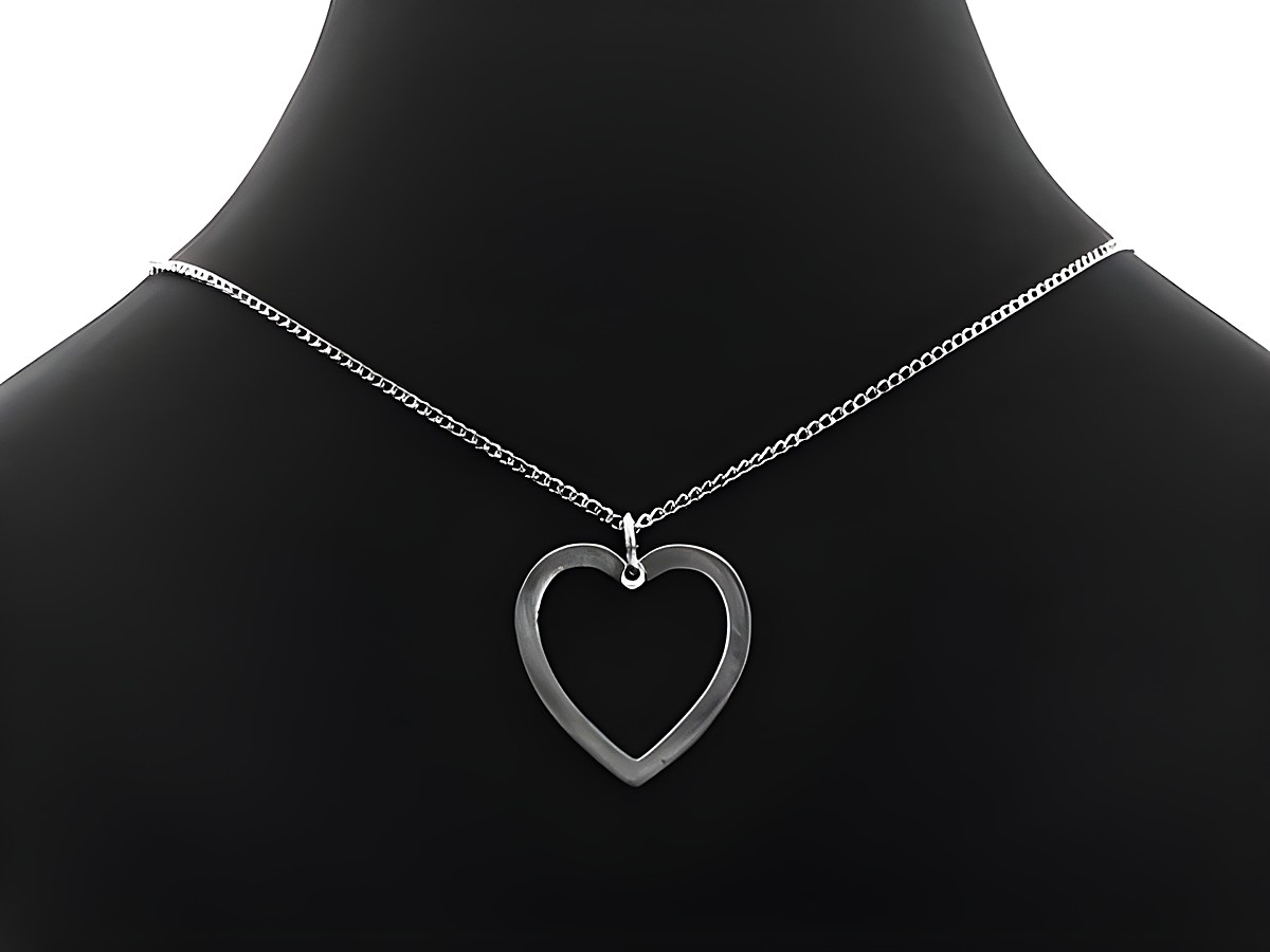 Versilberte Kette mit Herz-Anhänger, Länge 45 cm, gefertigt von Juwelier Harnisch, elegantes Set Kette und Anhänger für stilvolle Akzente.