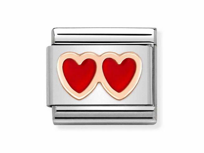 Doppelt herzförmiger Charm aus Edelstahl in Roségold und roter Emaille von Nomination. Das Design zeigt zwei rote Herzen auf einem silbernen Hintergrund und verleiht einen romantischen Akzent.
