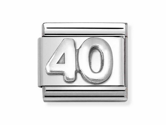 433010159-0 Silberne Charmplatte mit der Zahl 40, aus Edelstahl gefertigt, mit einer klassischen oxidierten Oberfläche und Symbolen, ideal für Armbänder von Nomination.