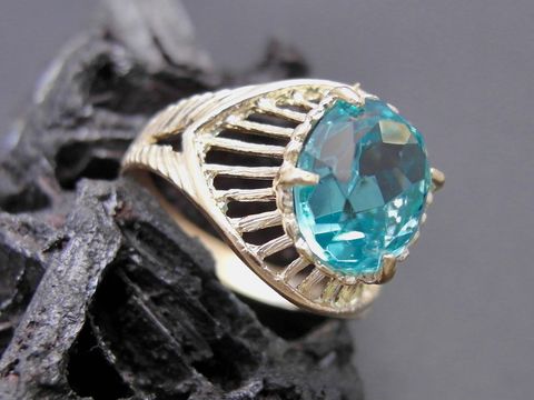 49613-0 Goldring eindrucksvoll Gr. 50,5 mit unechtem Stein in leicht blauer Farbe, gefertigt aus Gold 585, Hersteller Juwelier Harnisch, geeignet bis Gr. 52/17.