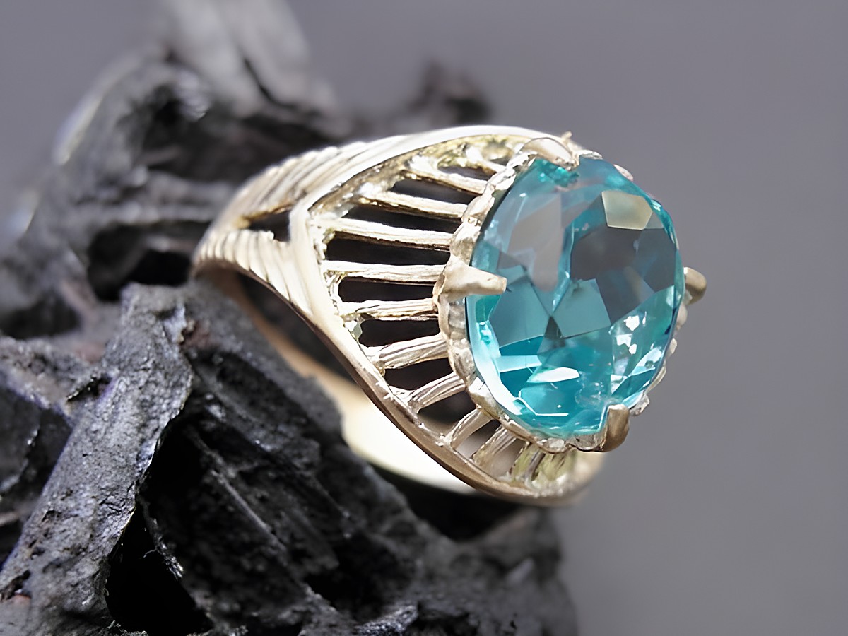 Goldring eindrucksvoll Gr. 50,5 mit unechtem Stein in leicht blauer Farbe, gefertigt aus Gold 585, Hersteller Juwelier Harnisch, geeignet bis Gr. 52/17.